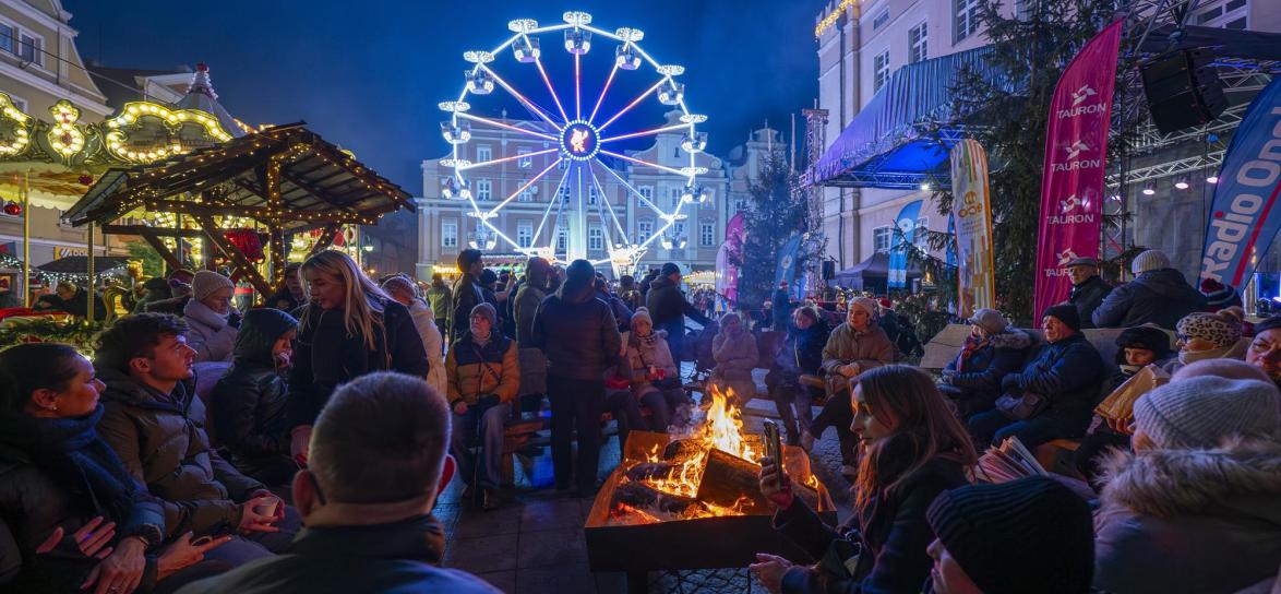 zdjęcie ogniska i jarmarku bożonarodzeniowego