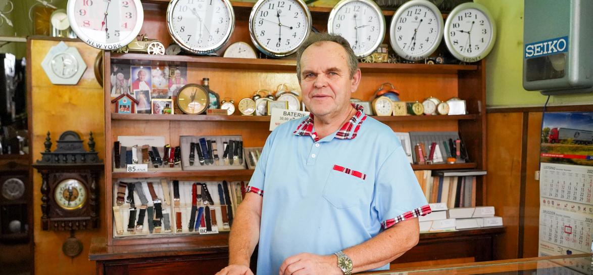 zegarmistrz, mezczyzna, wiele zegarów