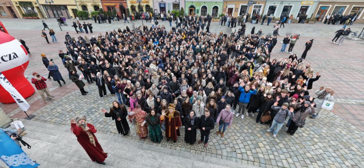 uczniowie tańczący poloneza na Rynku