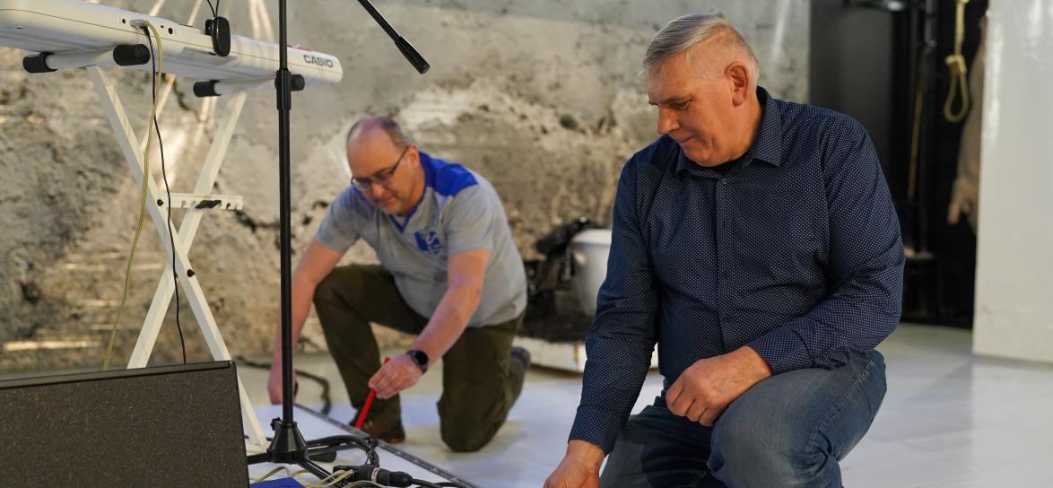 Dwaj mężczyźni przy pracy nad scenografią teatralną
