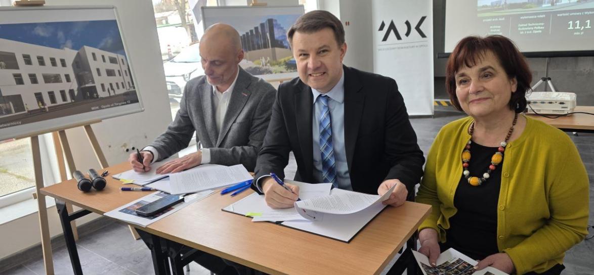 Podpsianie umowy na modernizację MDK przy ulicy Targowej