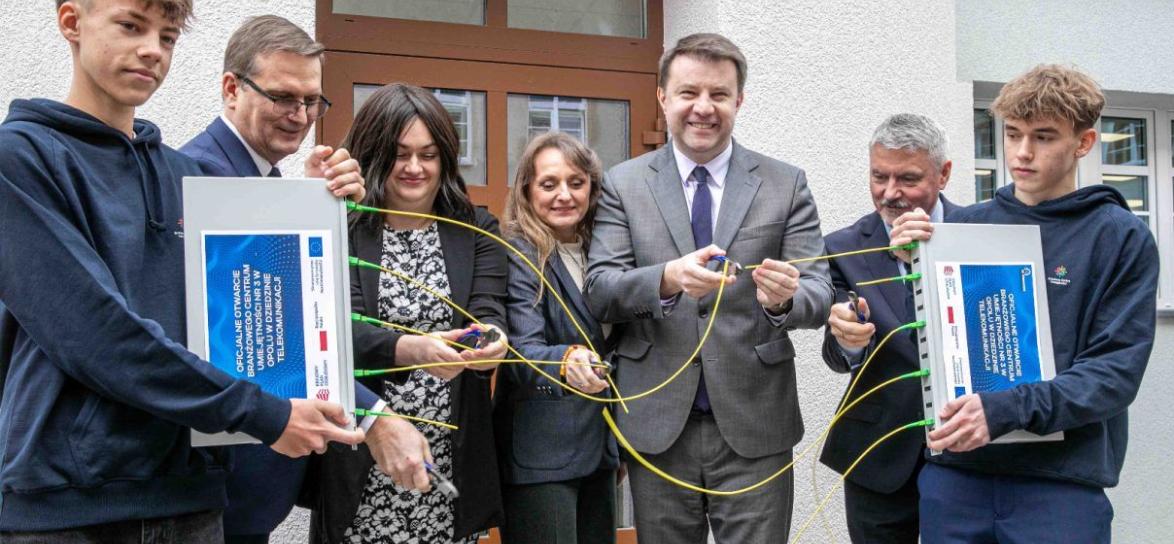 osoby trzymjące kabelki, otwarcie nowej instytucji kształcącej młodzież i dorosłych