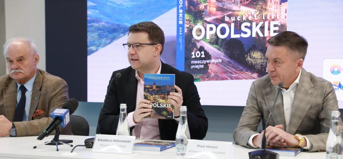 konferencja prasowa nowy przewodnik