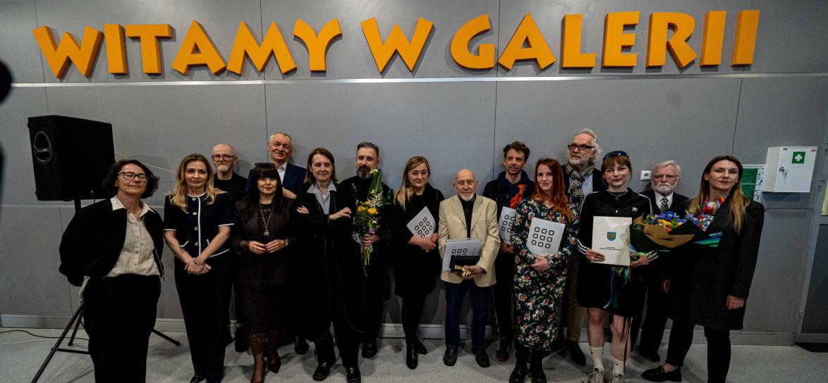 osoby laureaci stojące z dyplomami, grupa ok. dzwudziestoosobowa