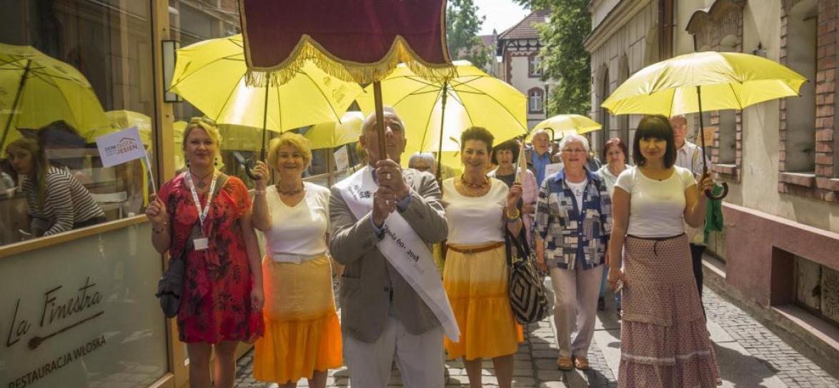 Seniorzy idący ulica Opola
