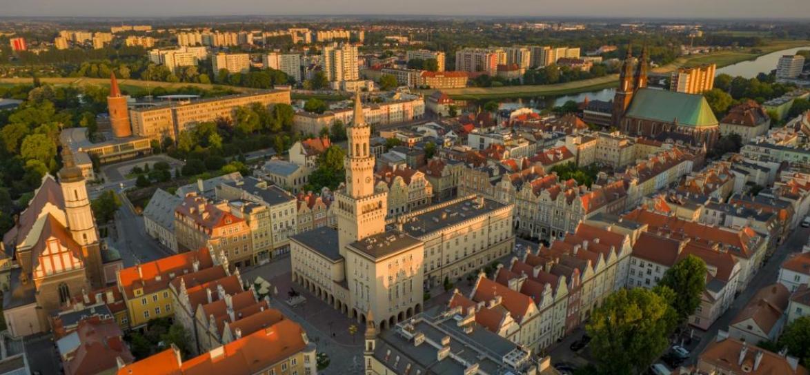 zjęcie z lotu ptaka na opolski rynek i ratusz