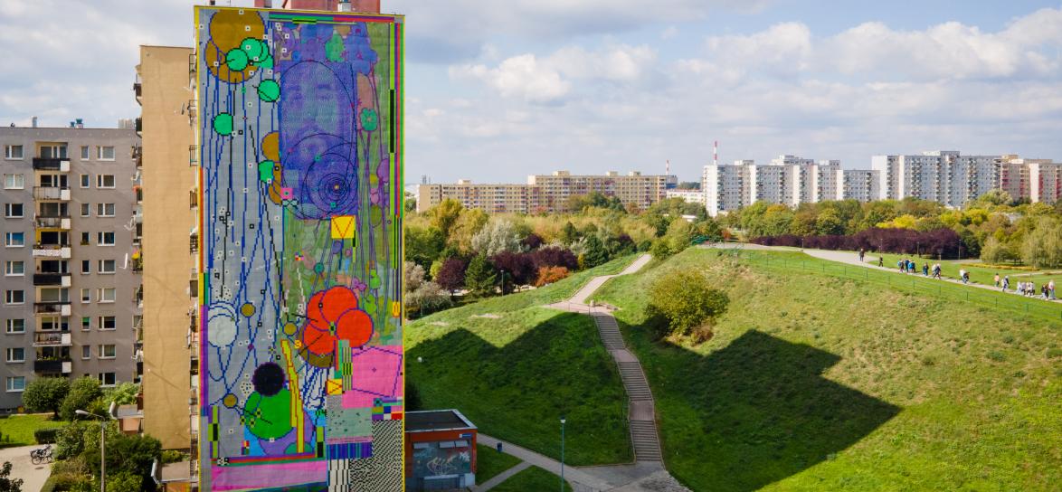 mural Czesława Niemena na dużym bloku, teren zielony osiedle armii krajowej
