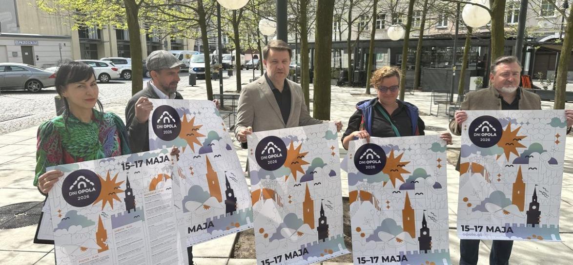 pięć osób z plaktem promującym zbliżające się Dni Miasta Opola
