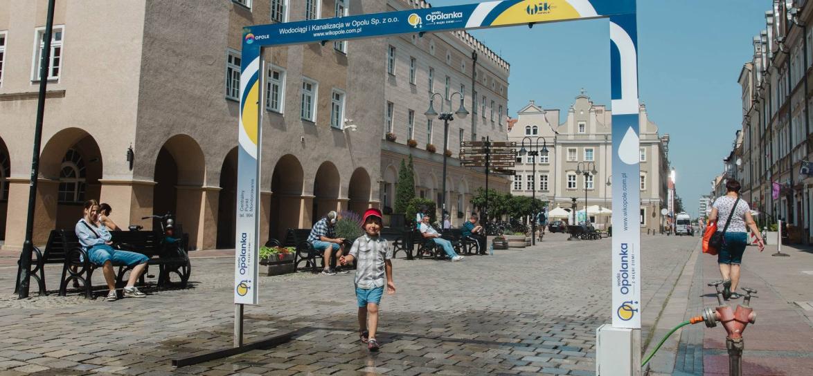 kurtyna wodna na rynku, chłopiec
