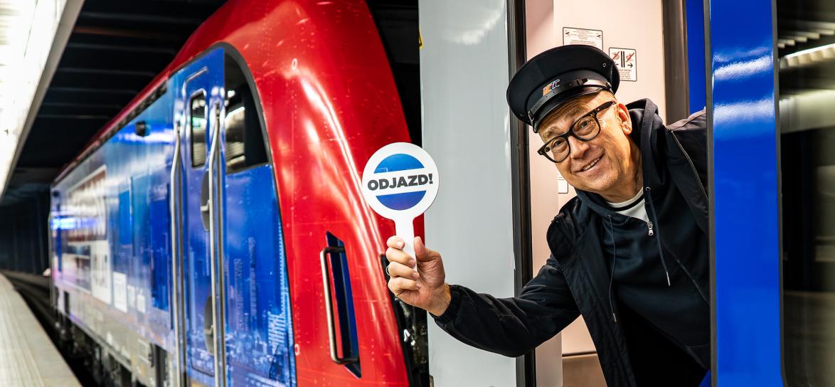 Maciej Orłoś w pociągu PKP