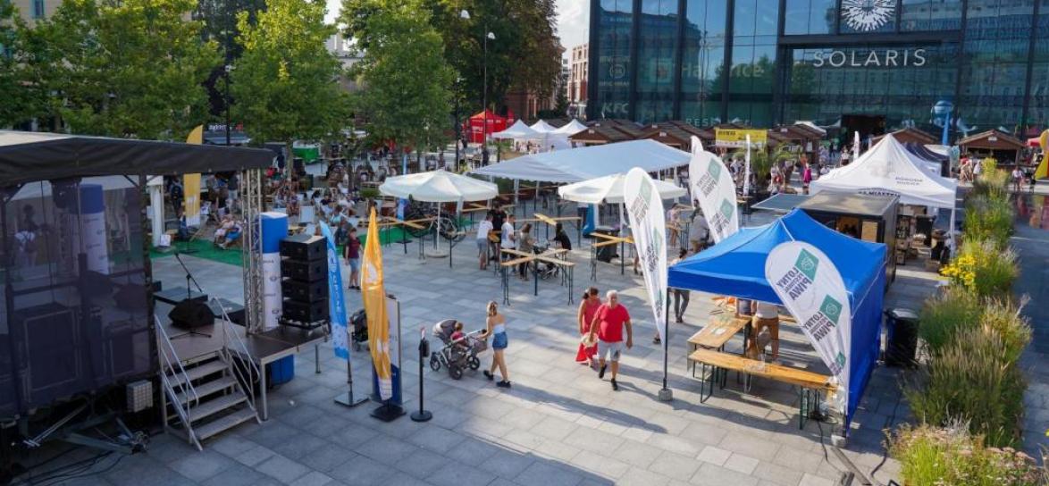 festiwal opolskich smaków, namioty i stoiska na placu kopernika