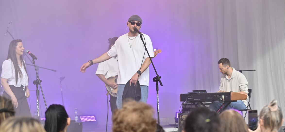 Dj BRK stoi na scenie