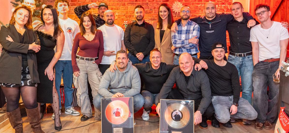 zdjęcie grupowe z osobami pracującymi w Step Records