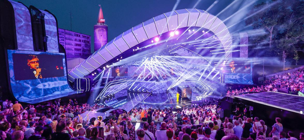 zdjęcie amfiteatru wypełnionego ludźmi podczas krajowego festiwalu polskiej piosenki
