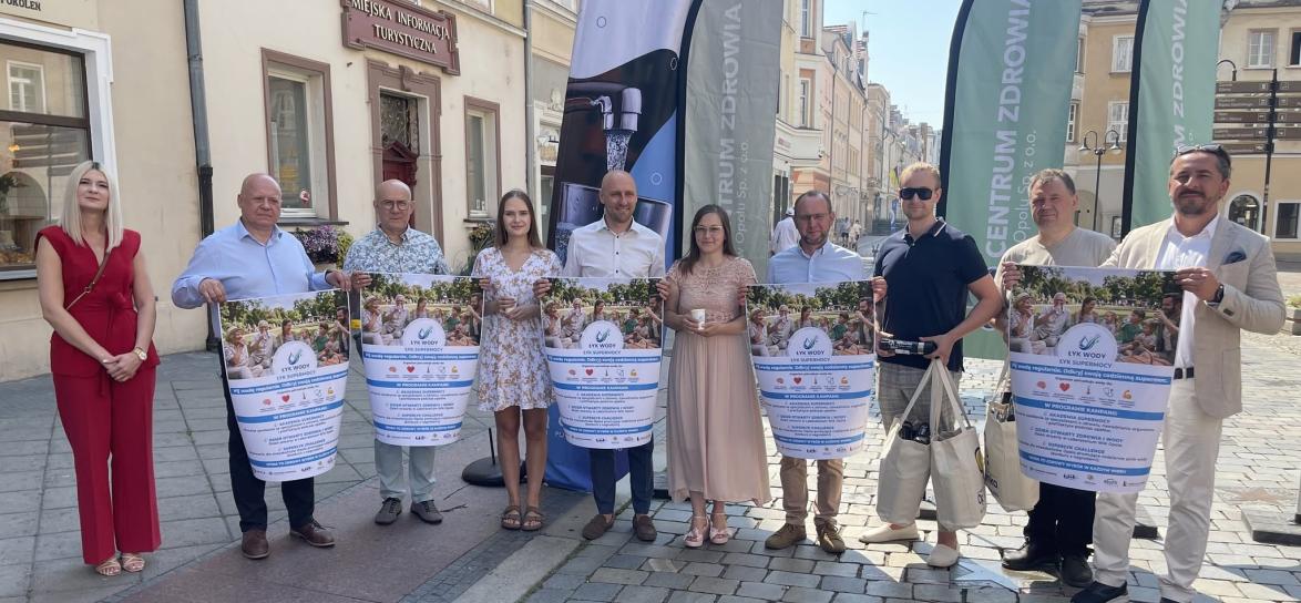 osoby podczas konferencji prasowej