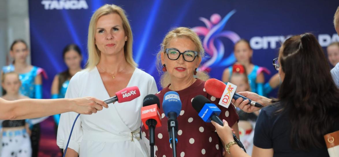 dwie kobiety podczas konferencji prasowej