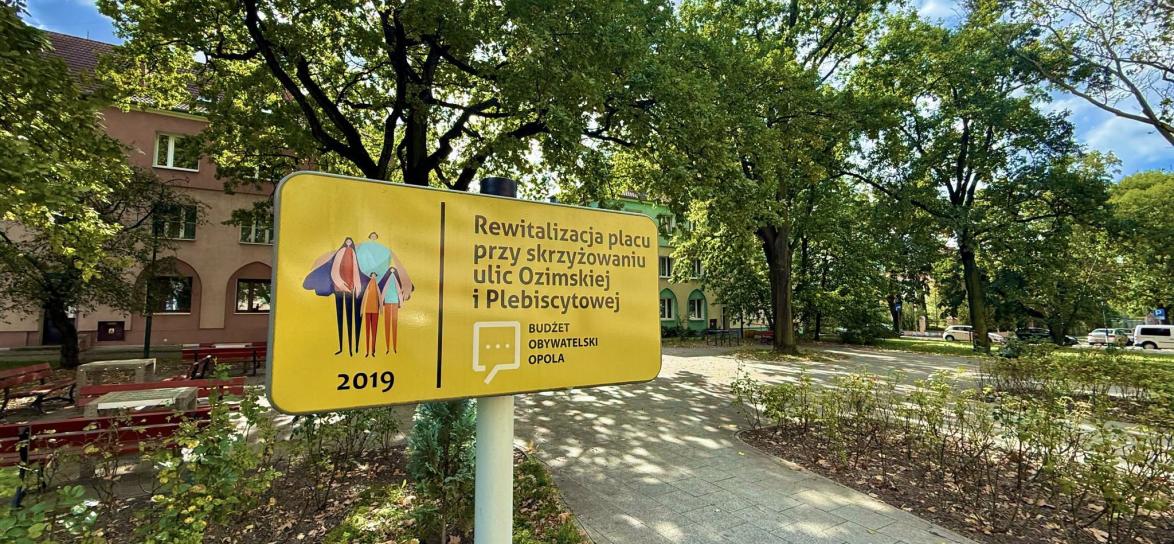 Zdjecie tabliczki z informacją o realizacji projektu z Budżetu Obywatelskiego