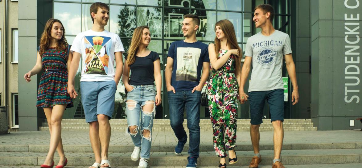 Zdjęcie przedstawia grupę osób różnej płci. 
