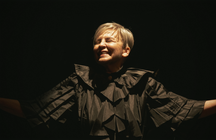 zdjęcie przedstawia aktorkę podczas wydarzenia, informacje zostały zawarte w tekście