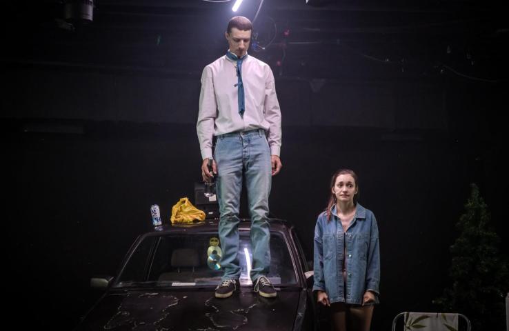 Zdjęcie ze spektaklu „Poskromienie złośnicy" w Teatrze Jana Kochanowskiego