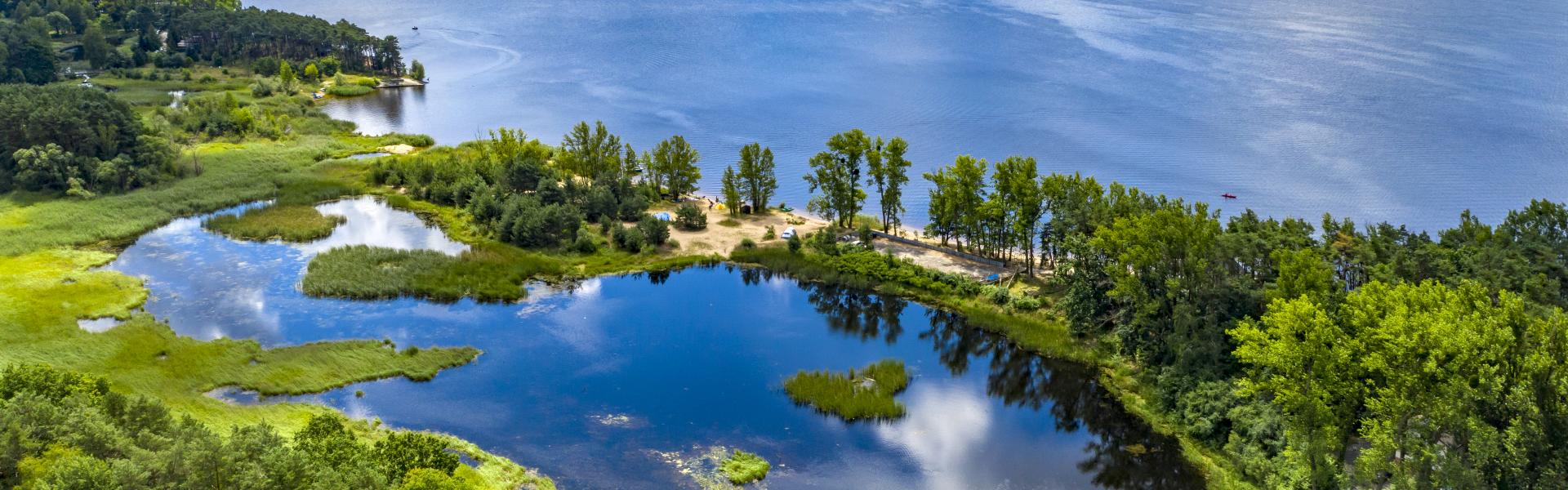widok na jezioro z lotu ptaka