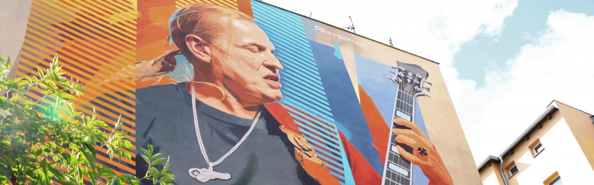 Mural przedstawiający Andrzeja Nowaka