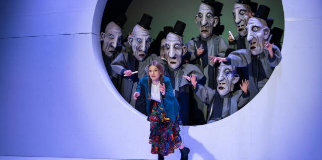 Aktorzy wystepujący na scenie podaczs spektaklu Momo