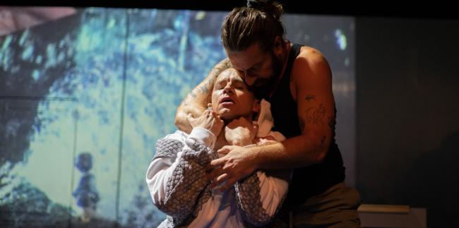 Aktorzy wystepujący na scenie podaczs spektaklu Niekończąca się historia