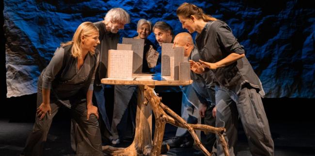 Aktorzy wystepujący na scenie podaczs spektaklu Opowieści piaskiem pisane