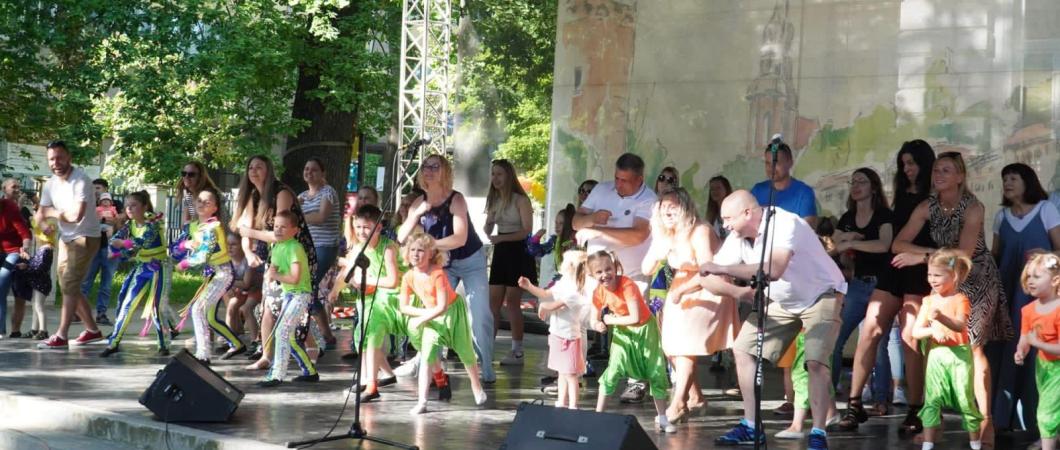 dzieci i rodzice tańczą na scenie 