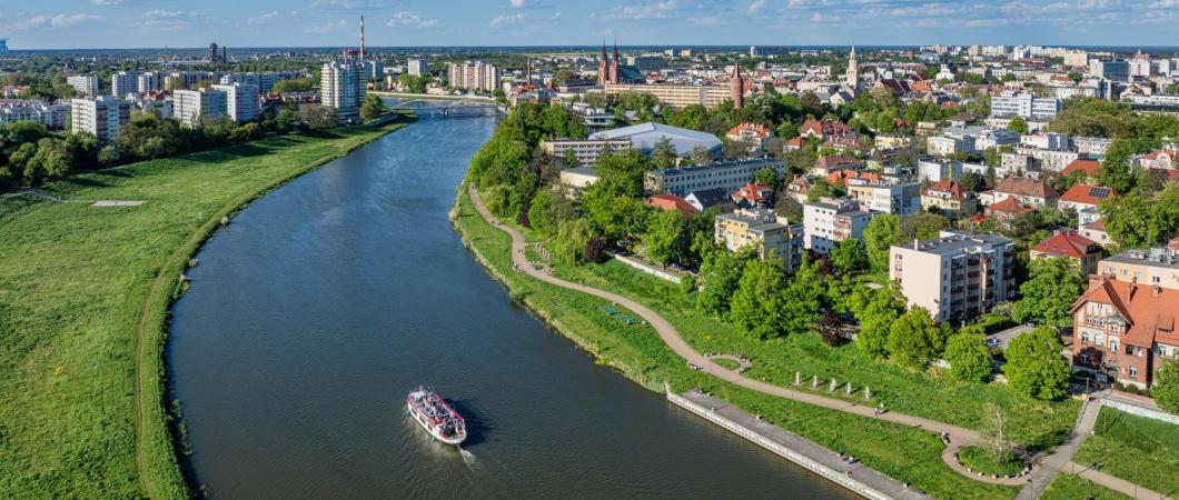 Statek Opolanin płynący po rzece Odra