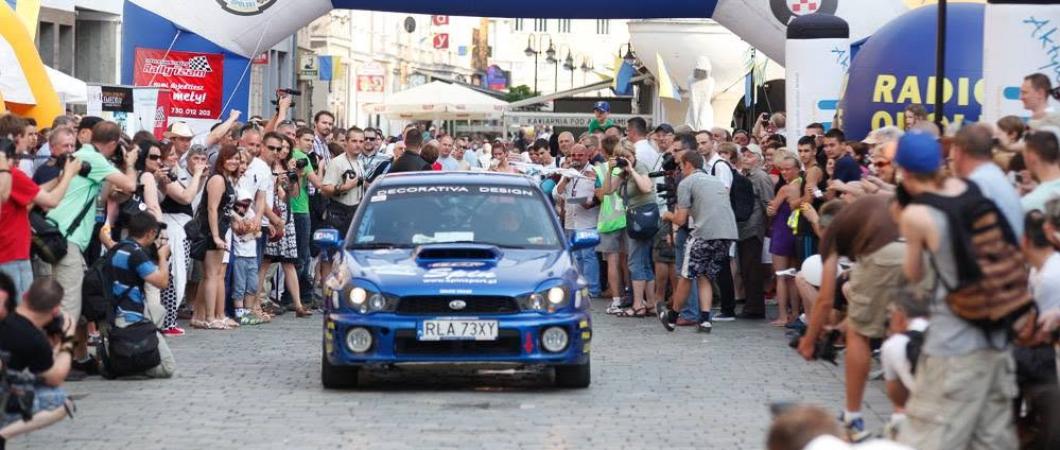 niebieski samochód na mecie rajdu festiwalowego na rynku