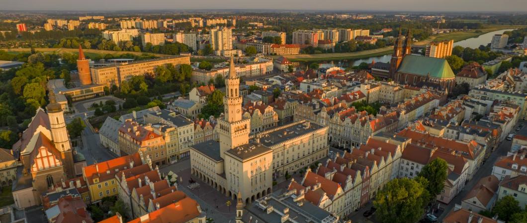 Rynek z lotu ptaka popoludniową porą