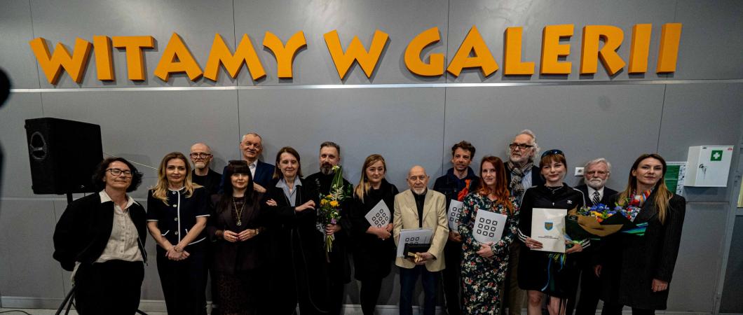 osoby laureaci stojące z dyplomami, grupa ok. dzwudziestoosobowa