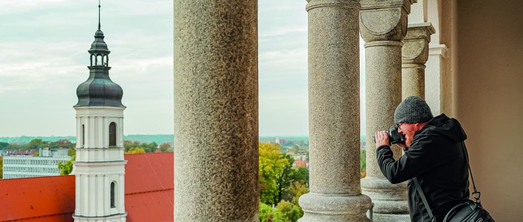 mężczyzna który robi zdjęcie na wieży ratuszowej