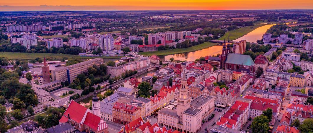 panorama na miasto z widokiem na zachodzące słońce, rynek, kamieniczki