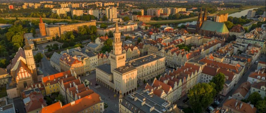zjęcie z lotu ptaka na opolski rynek i ratusz