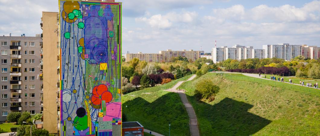 mural Czesława Niemena na dużym bloku, teren zielony osiedle armii krajowej
