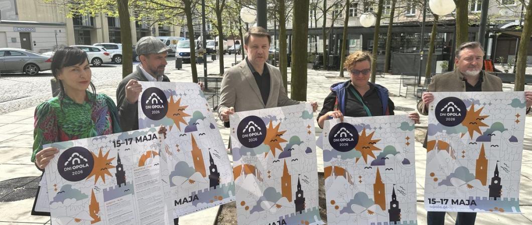 pięć osób z plaktem promującym zbliżające się Dni Miasta Opola