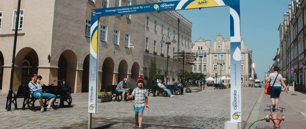 kurtyna wodna na rynku, chłopiec