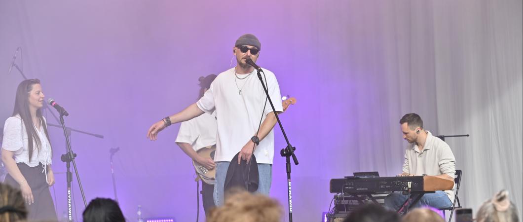 Dj BRK stoi na scenie