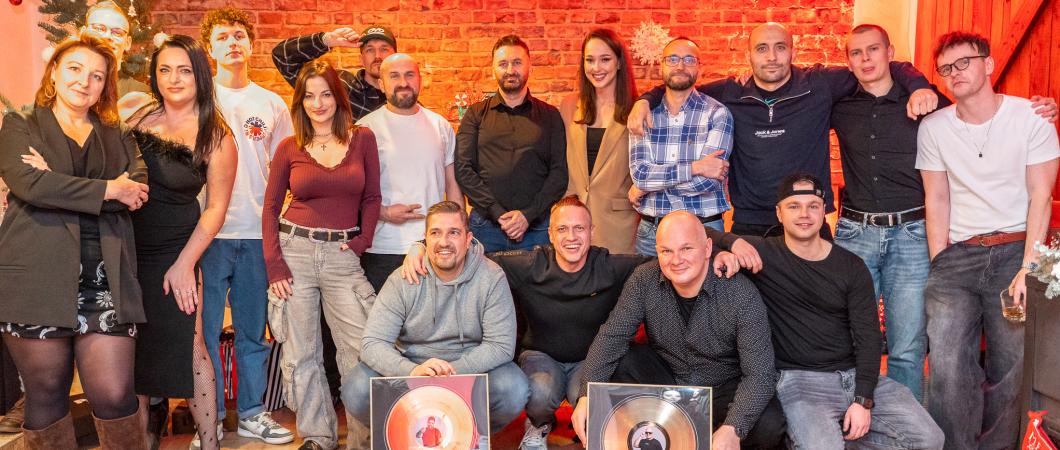 zdjęcie grupowe z osobami pracującymi w Step Records