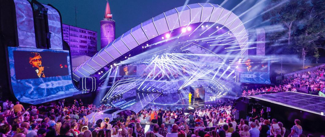 zdjęcie amfiteatru wypełnionego ludźmi podczas krajowego festiwalu polskiej piosenki