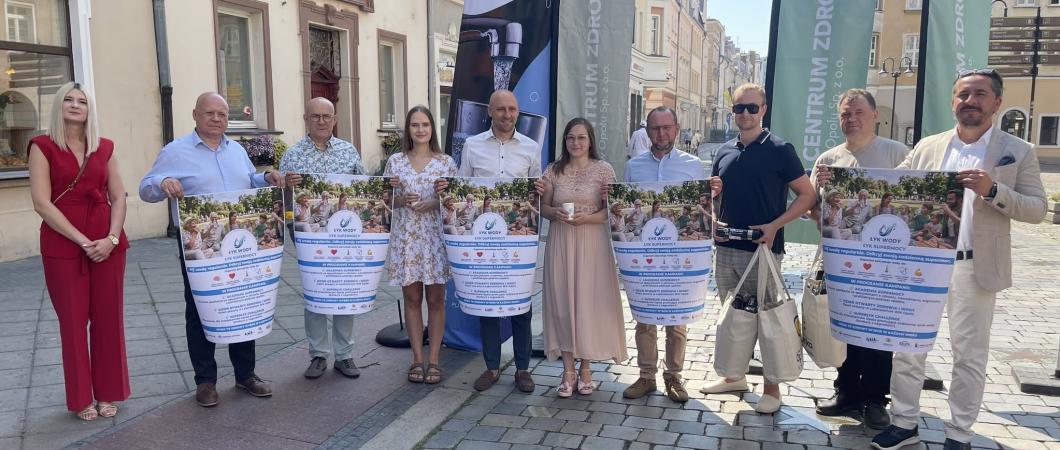osoby podczas konferencji prasowej