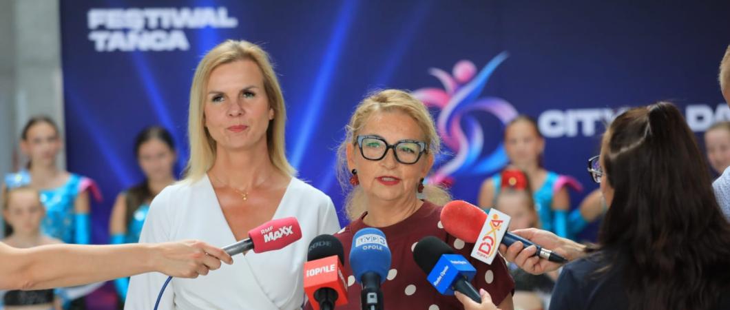 dwie kobiety podczas konferencji prasowej