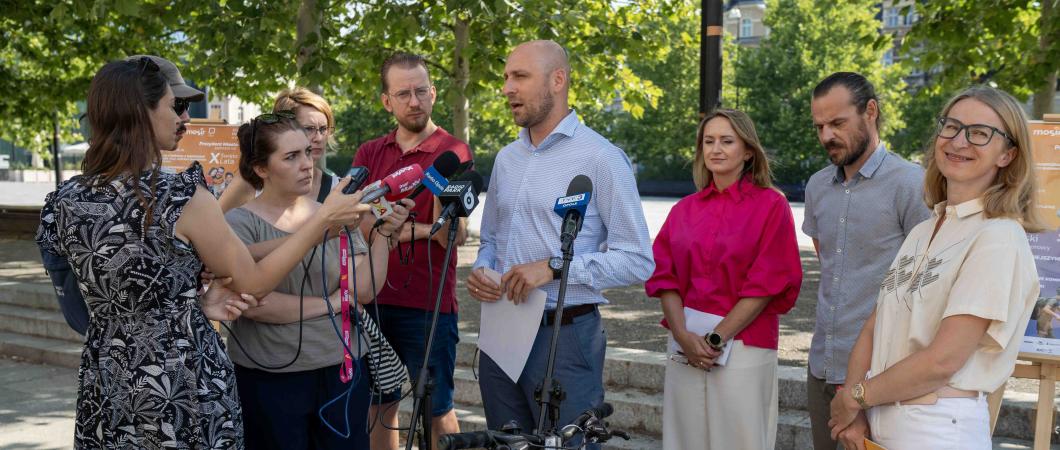 konferencja prasowa, zdjęcia osób i dziennikarzy