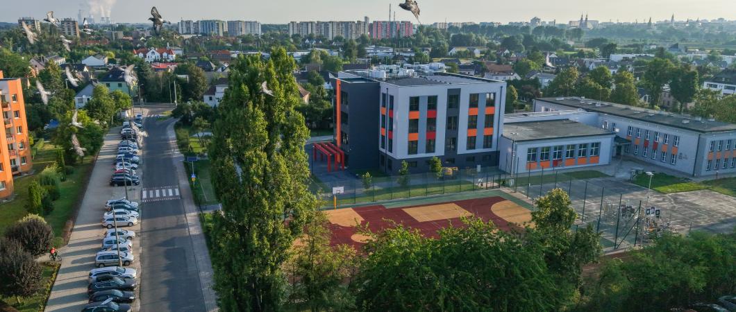 ulica, samochody, zieleń, nowoczersny budynek szkoły