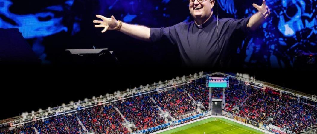 stadion oraz postać Padre z rozłożonymi ramionami