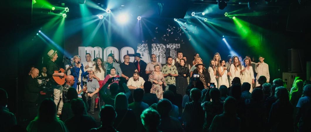 Zdjęcie z koncertu- widok na scenę. Tłum ludzi. Sala koncertowa