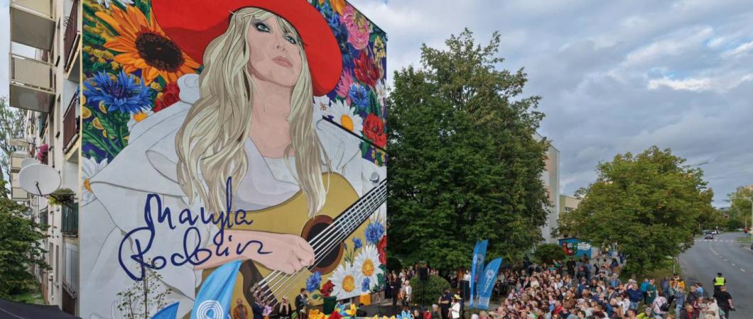 Odsłonięcie muralu Maryli Rodowicz - widok na ludzi